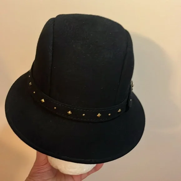 Vintage Betmar Black wool and Gold stud & buckle band Cloche Hat ex guc - Picture 10 of 11